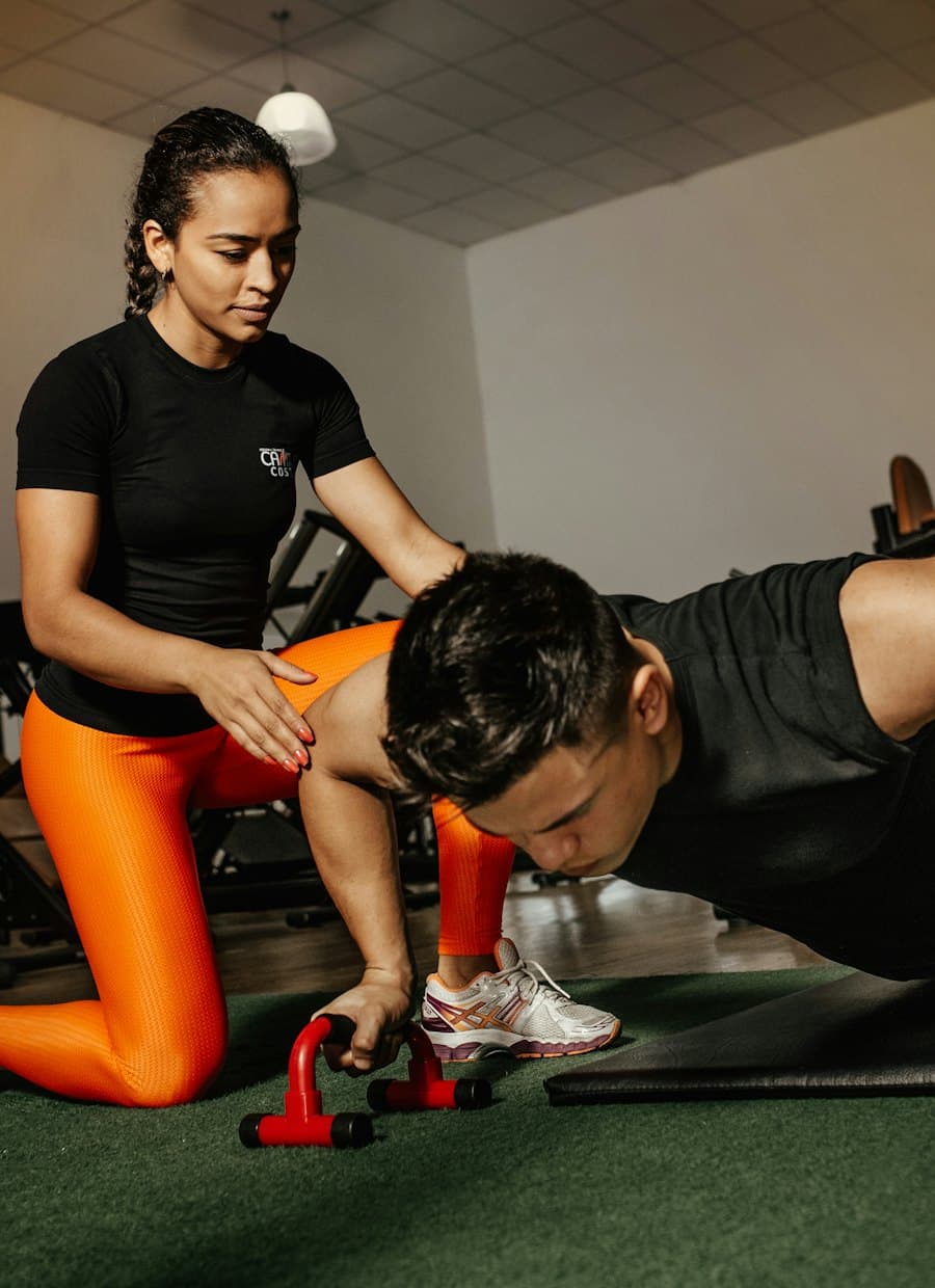 Personal trainer orientando aluna na academia
