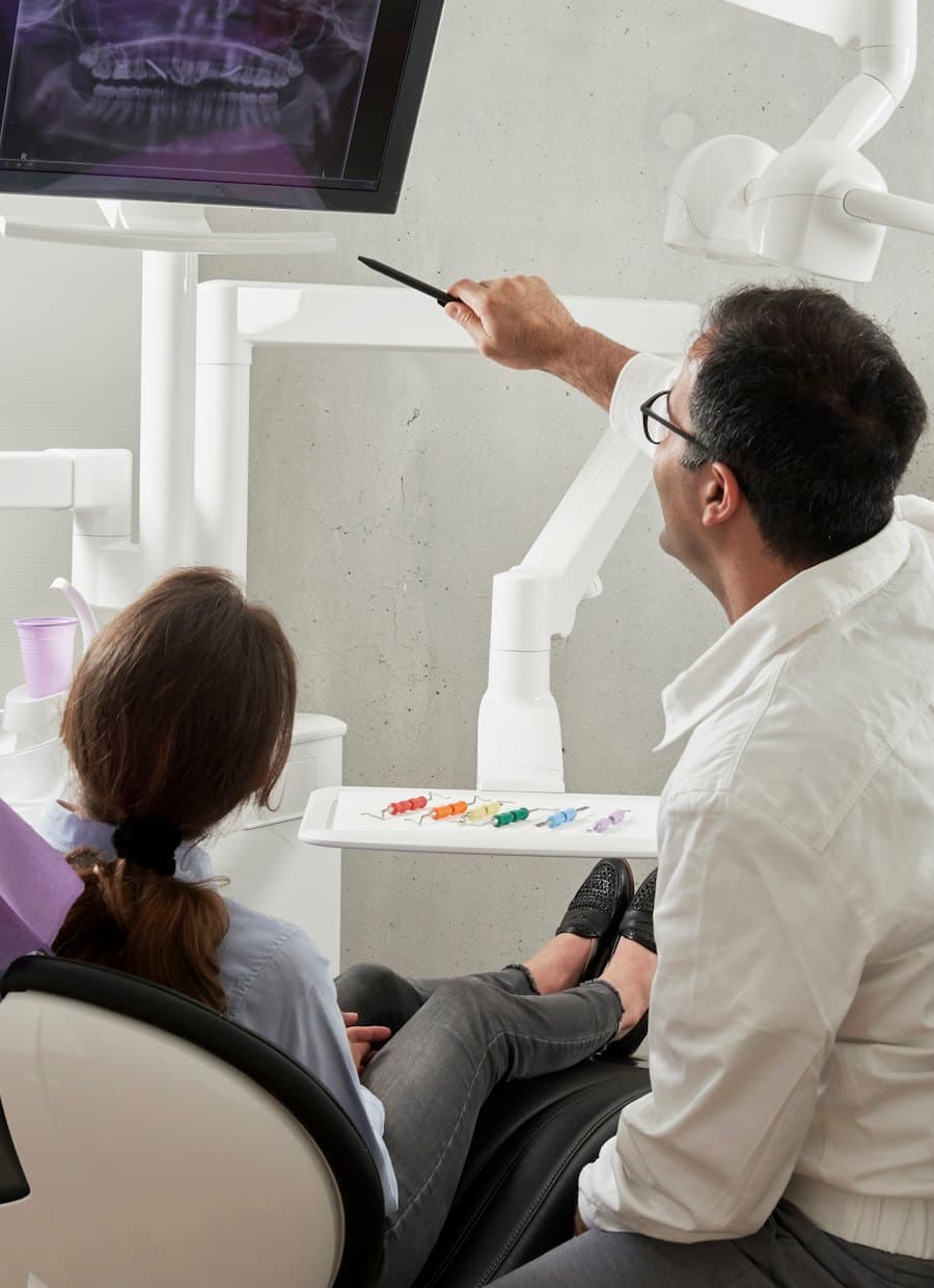 Dentista atendendo em consultório