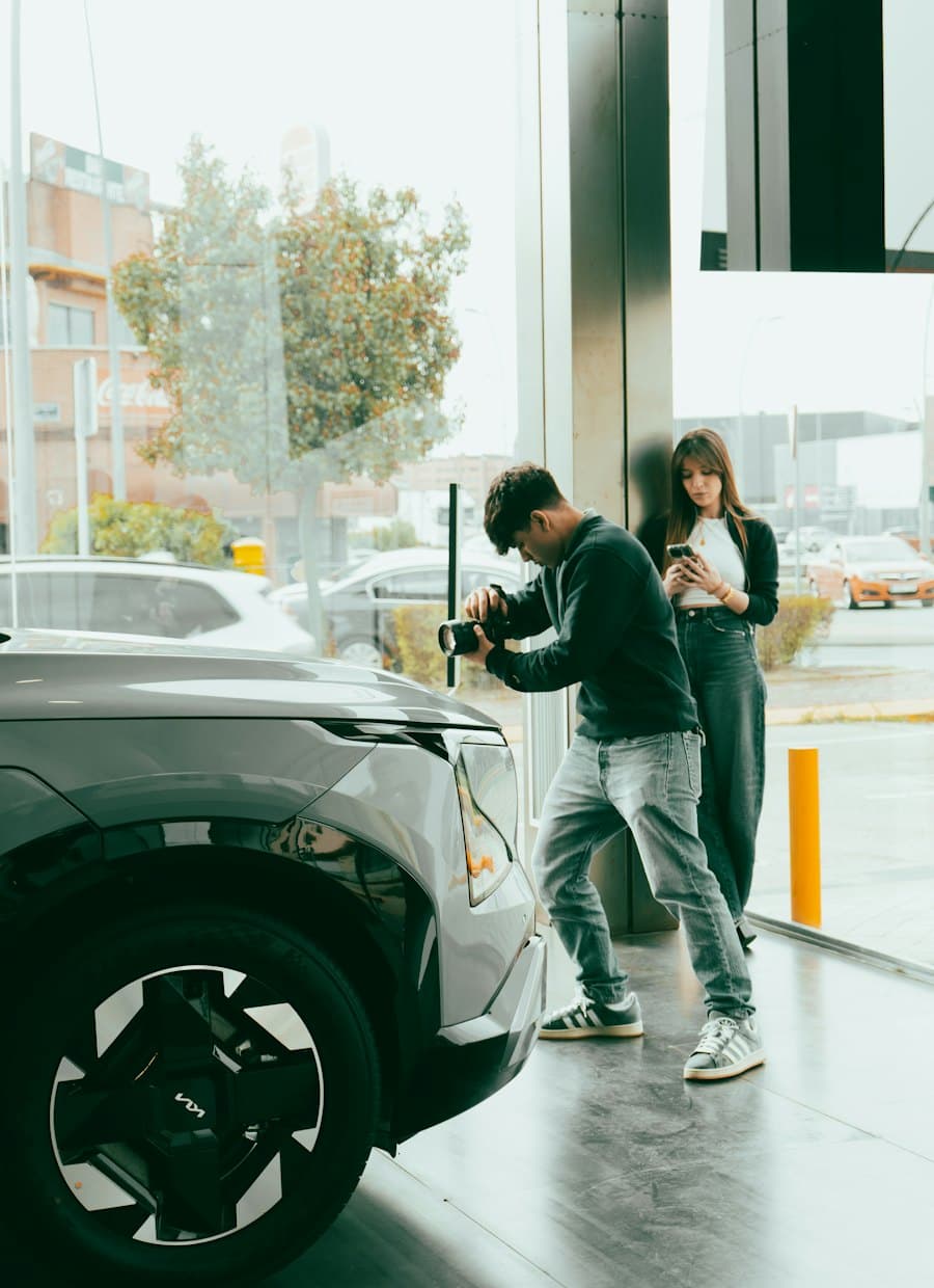 Cliente e vendedor ao lado de um carro na loja
